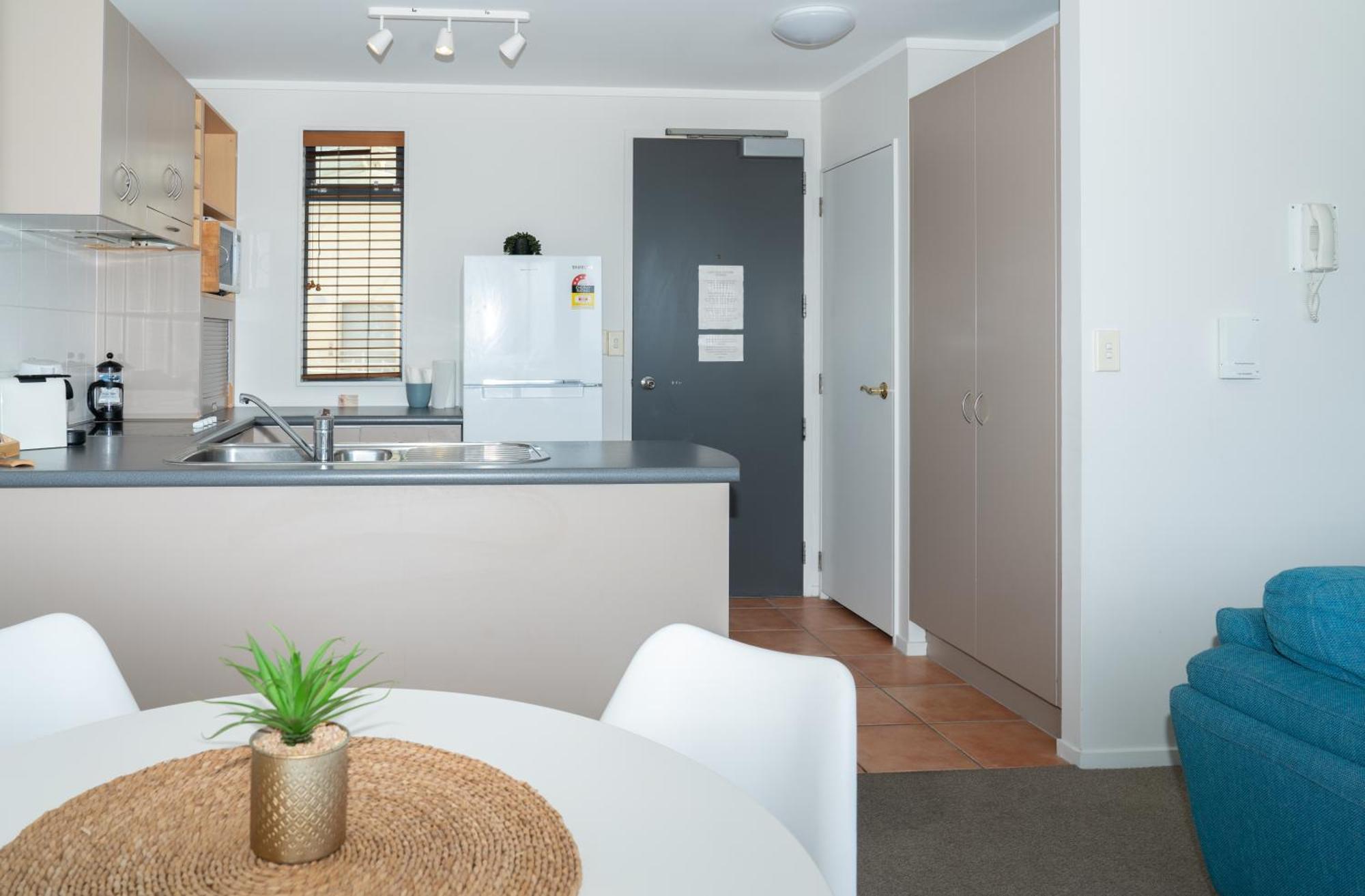 Ocean View Beach Escape - Top Floor Apartments, Mt Maunganui Base Mount Maunganui Kültér fotó