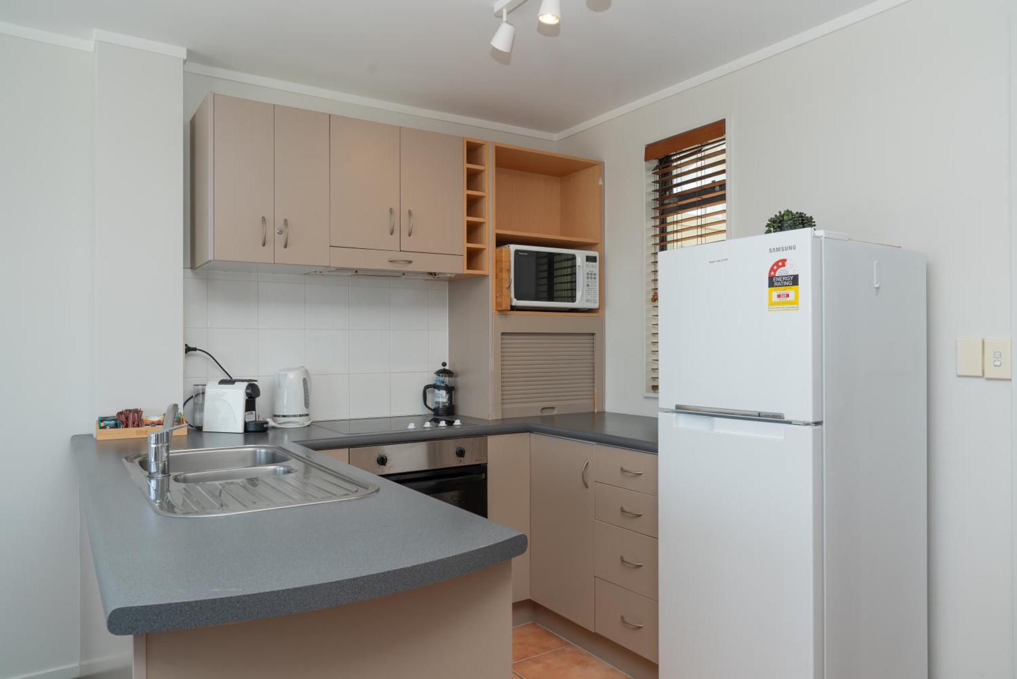 Ocean View Beach Escape - Top Floor Apartments, Mt Maunganui Base Mount Maunganui Szoba fotó