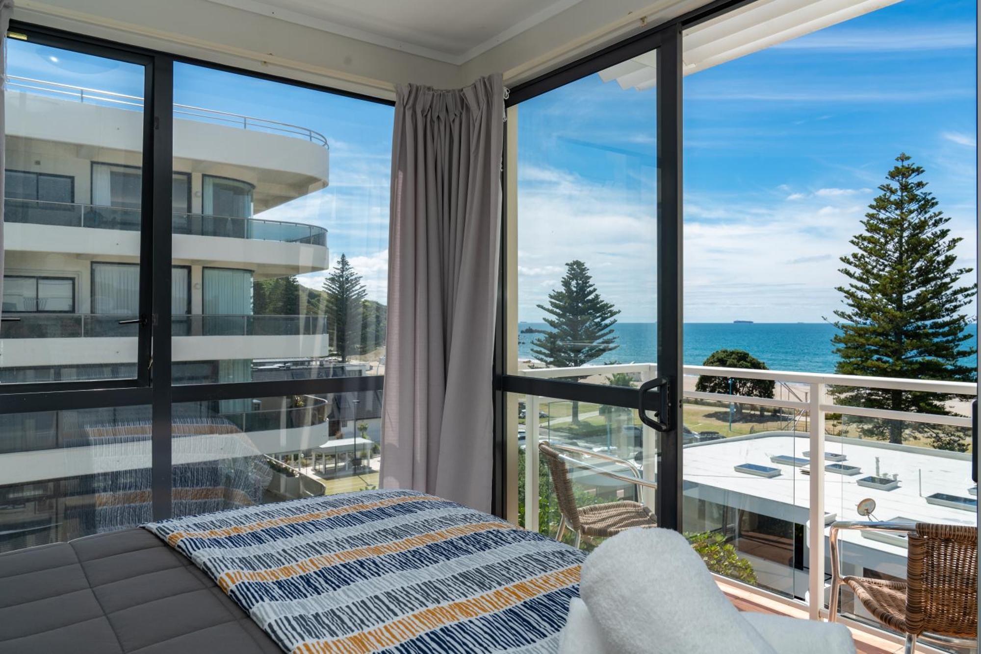 Ocean View Beach Escape - Top Floor Apartments, Mt Maunganui Base Mount Maunganui Szoba fotó