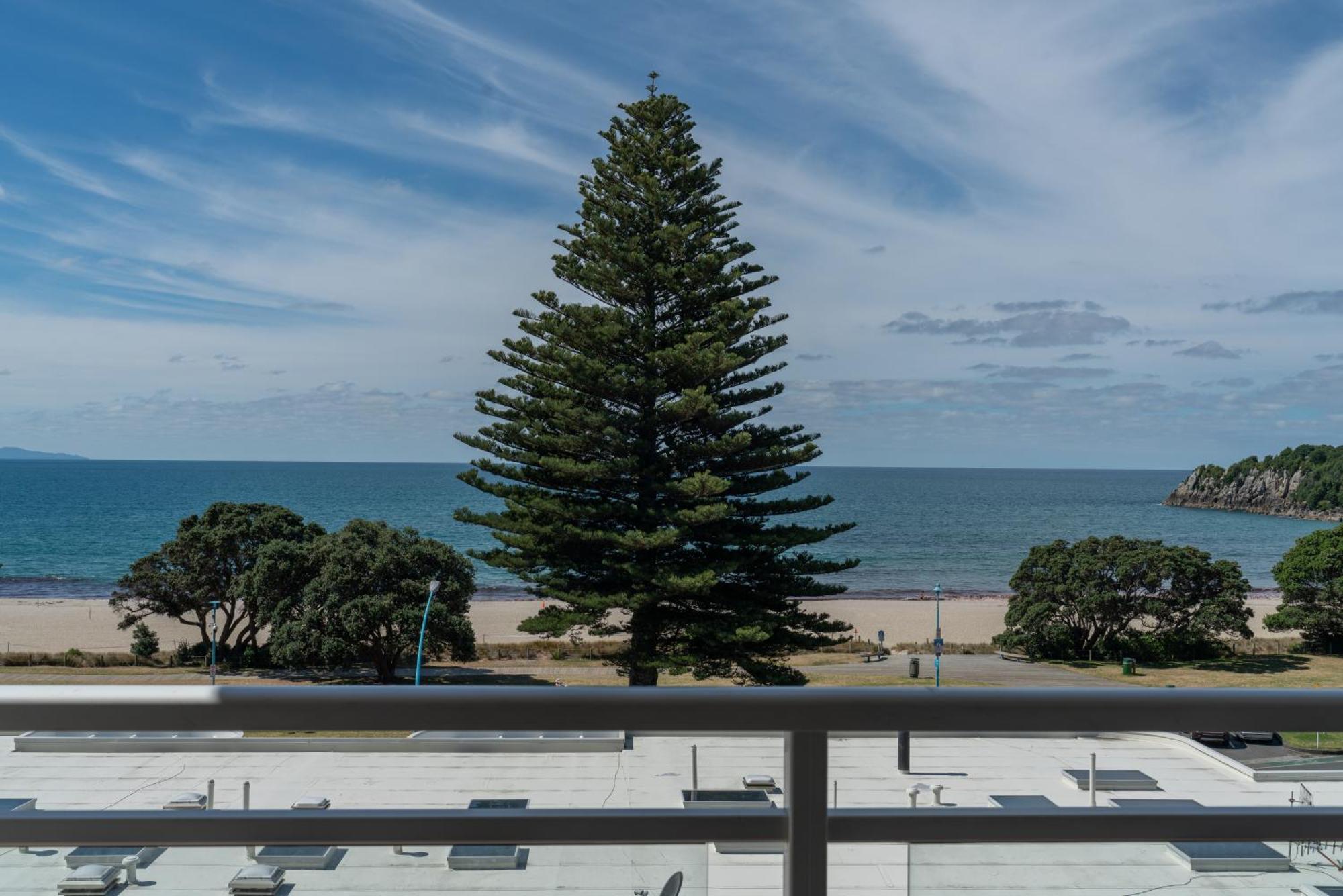 Ocean View Beach Escape - Top Floor Apartments, Mt Maunganui Base Mount Maunganui Szoba fotó